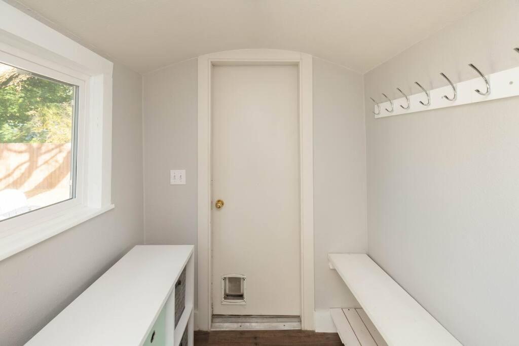 Charming Cozy Cottage with Hot Tub, photo 2
