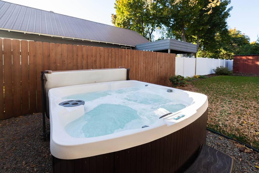 Charming Cozy Cottage with Hot Tub, photo 32
