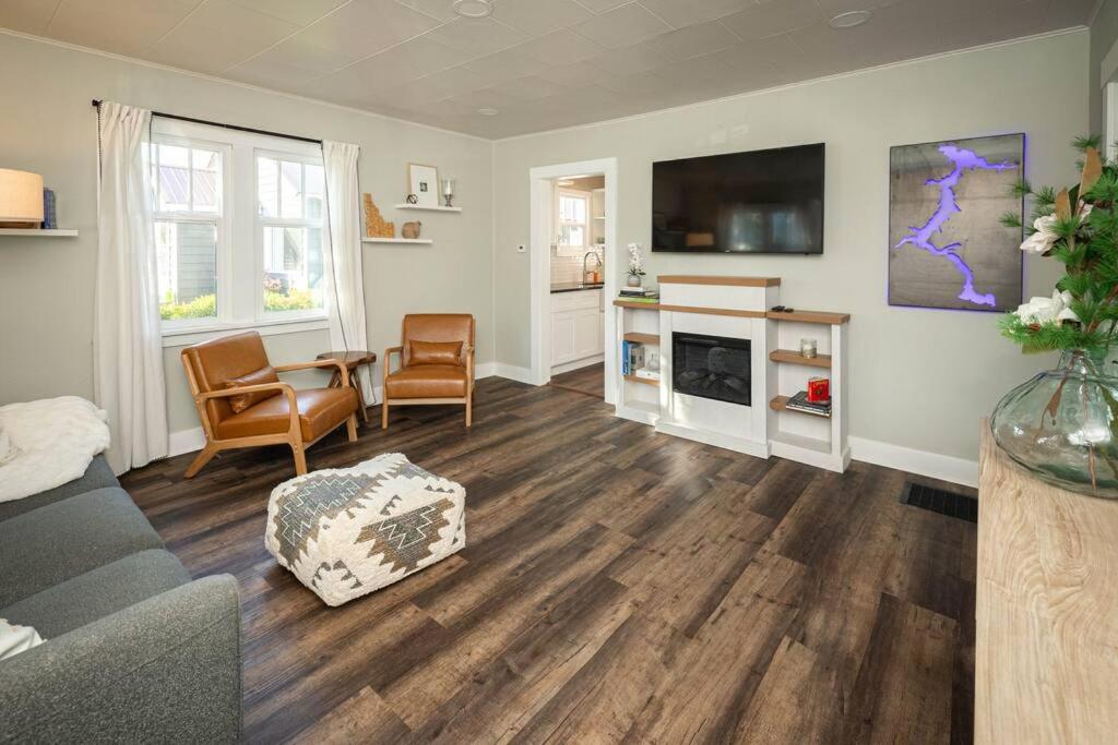 Charming Cozy Cottage with Hot Tub, photo 35