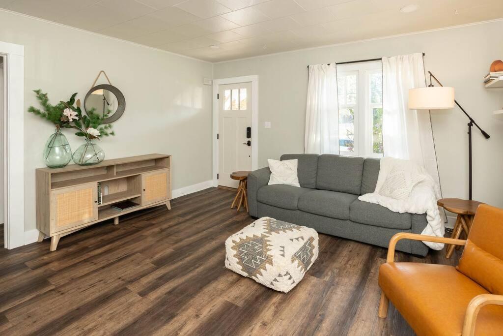Charming Cozy Cottage with Hot Tub, photo 17