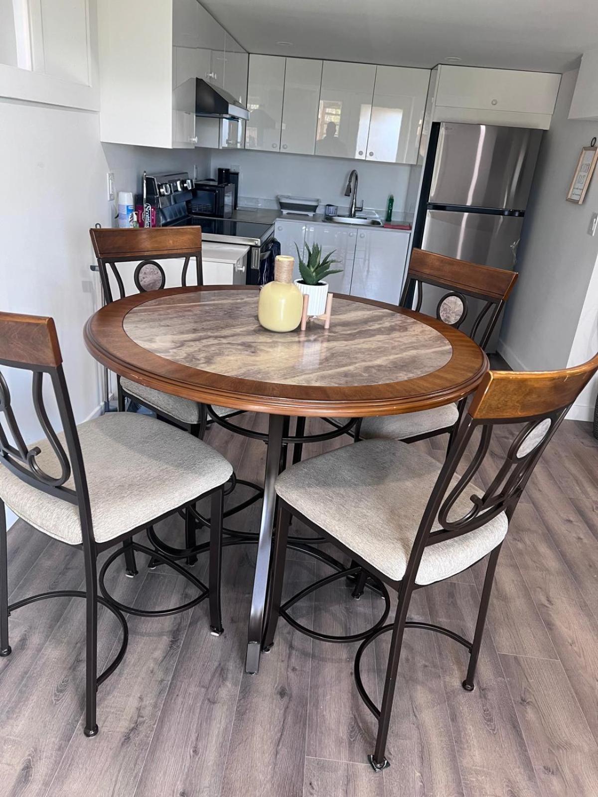 Exquisite 2-Bdrm Basement Suite with FREE Parking