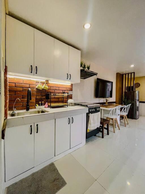 Ella 2 Bedroom near SM North and Waltermart Muñoz