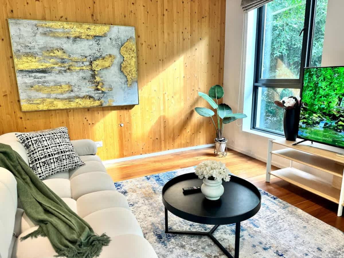 2BR Apt in Docklands WiFi City walk Water nearby