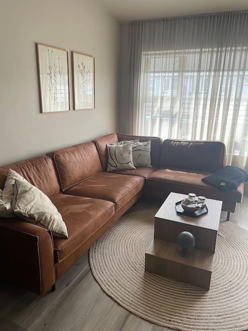 Hotel Cosy private home with a jacuzzi on a private deck, close to Airport - Image 1