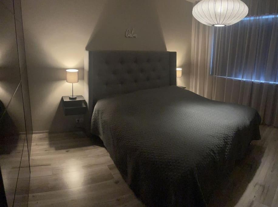Cosy private home with a hot tub on a private deck, close to Airport view 2