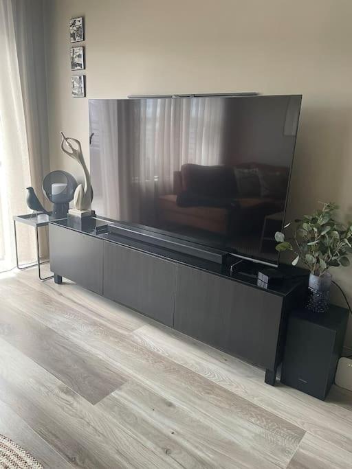 Cosy private home with a hot tub on a private deck, close to Airport view 5