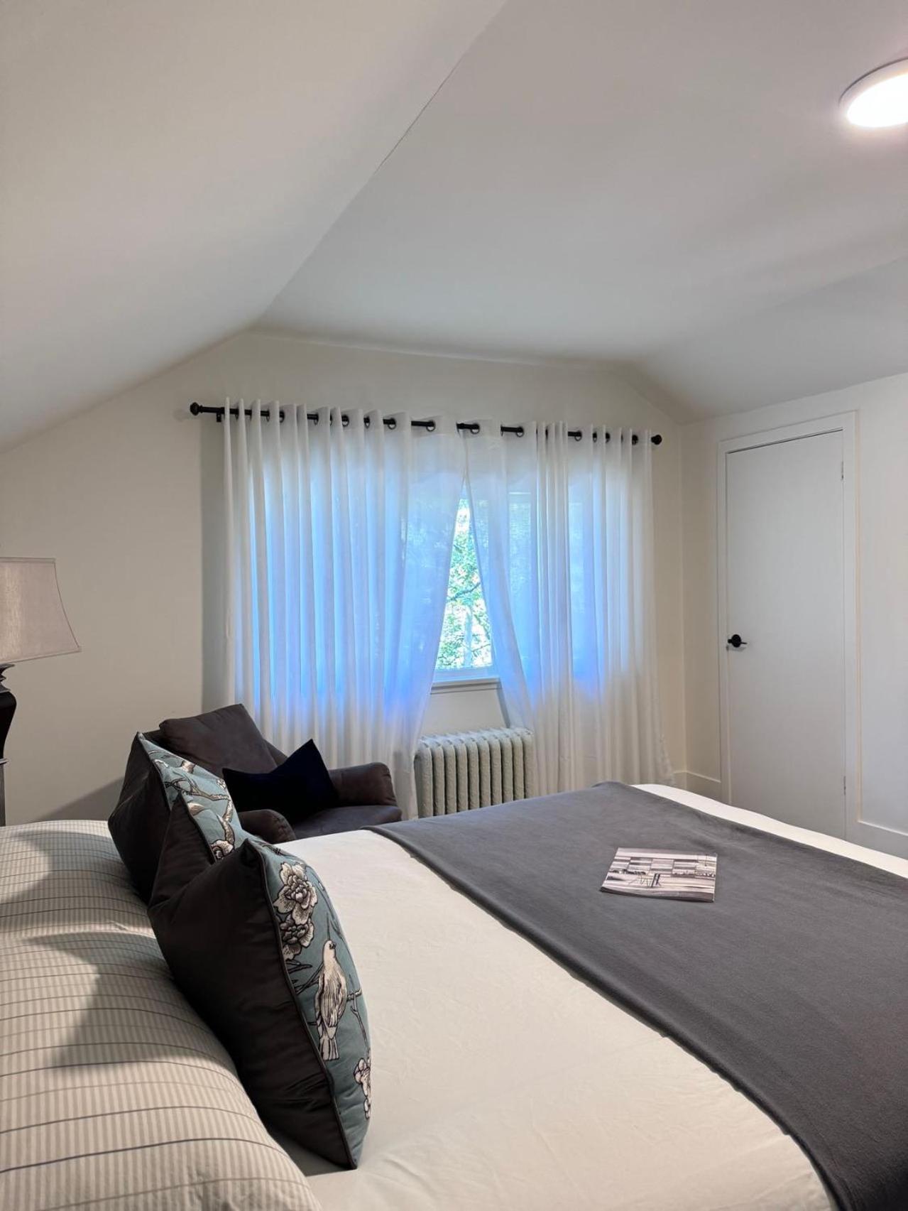 Deluxe Queen Room Private Ensuite Vancouver West