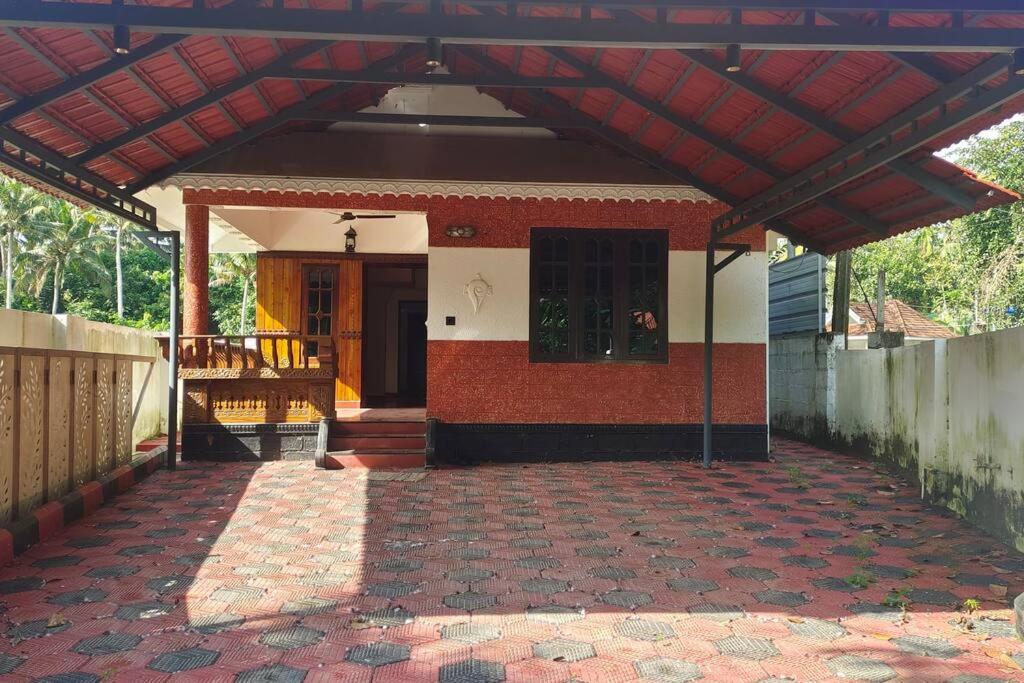 3 BHK furnished spacious antique Villa at Vellayani