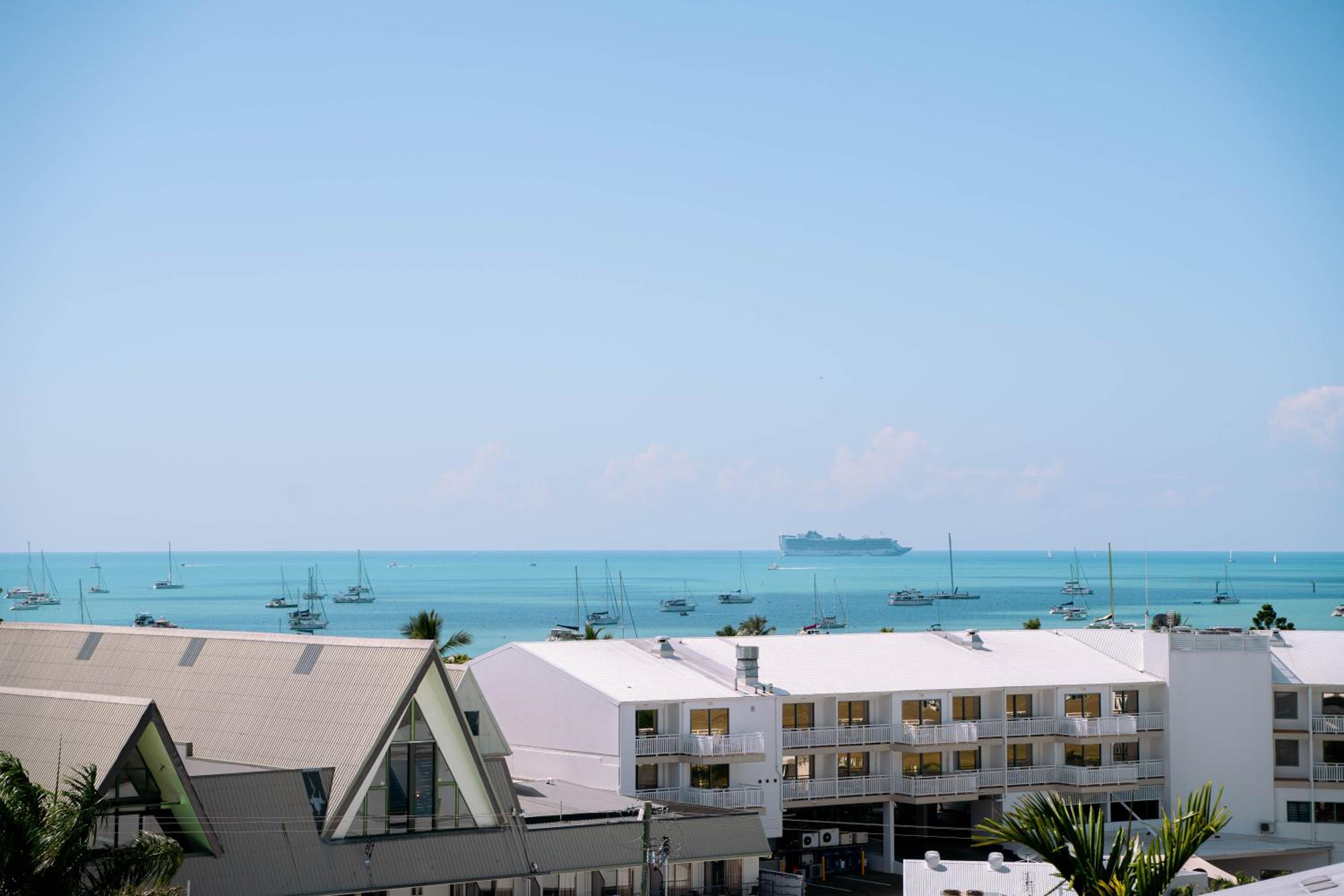 Studio Apartment, Centre Of Airlie With Sea Views
