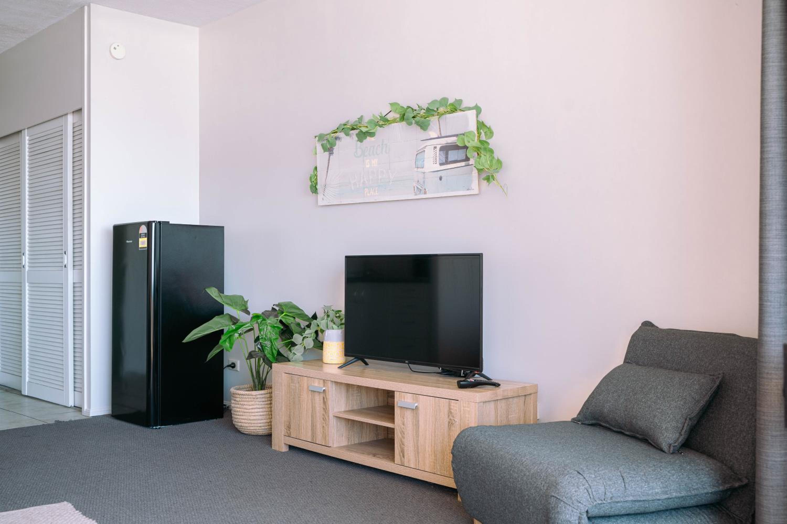 Studio Apartment, Centre Of Airlie With Sea Views