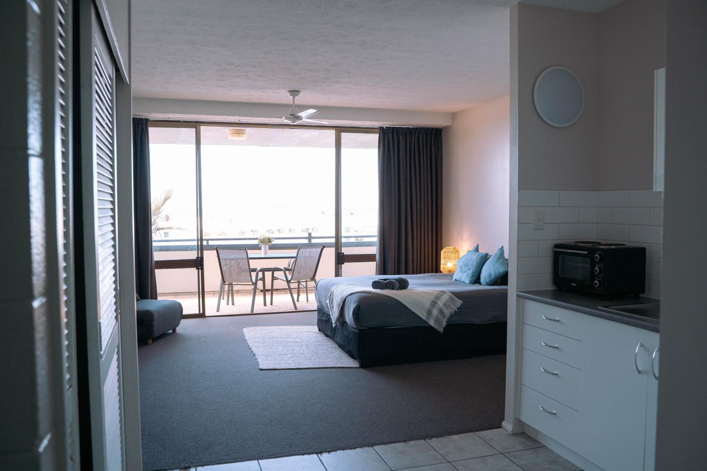 Studio Apartment, Centre Of Airlie With Sea Views