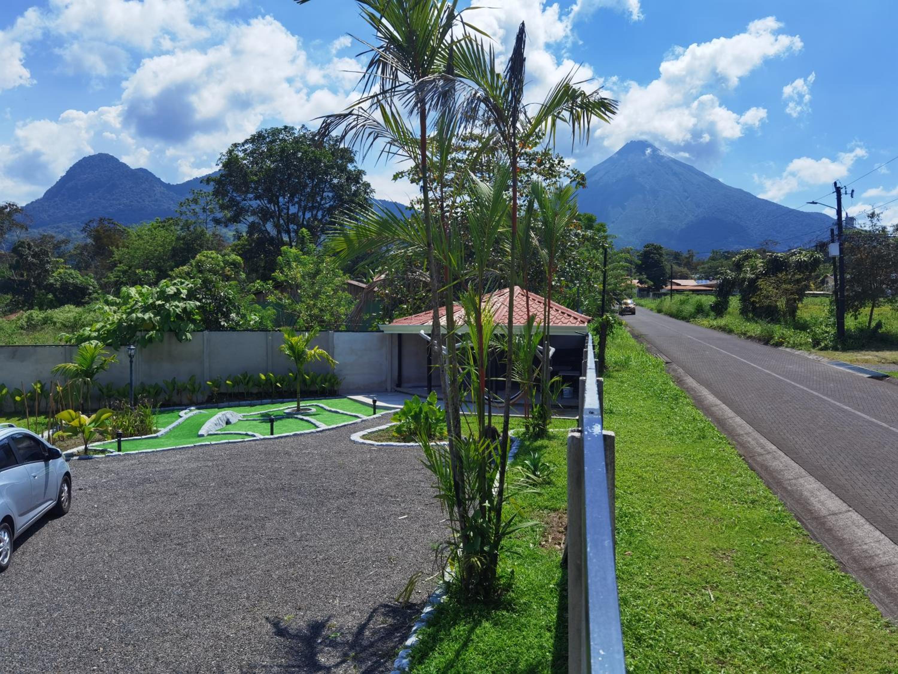 Arenal Suites with Jacuzzi and Mini Golf