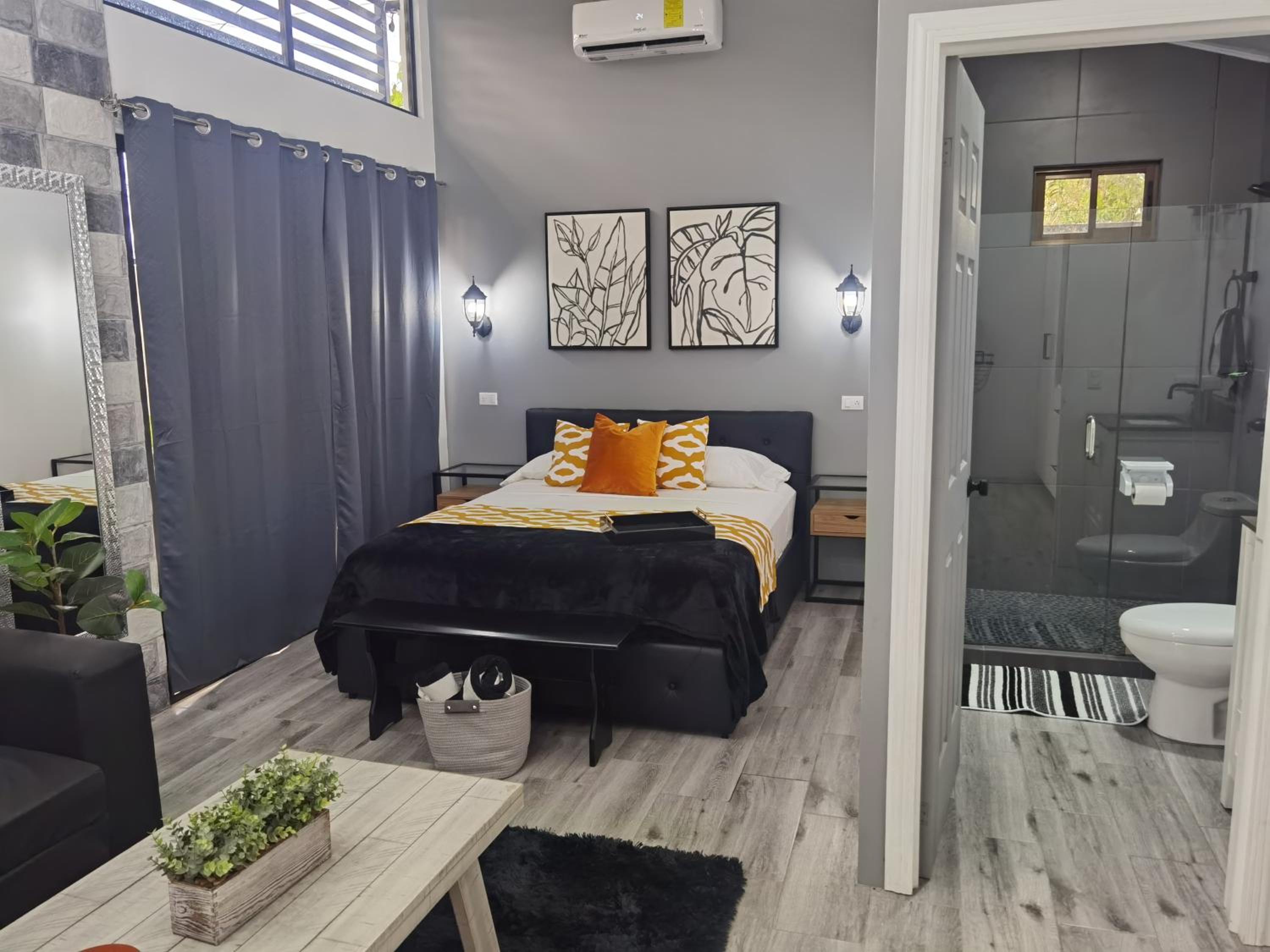 Arenal Suites with Jacuzzi and Mini Golf
