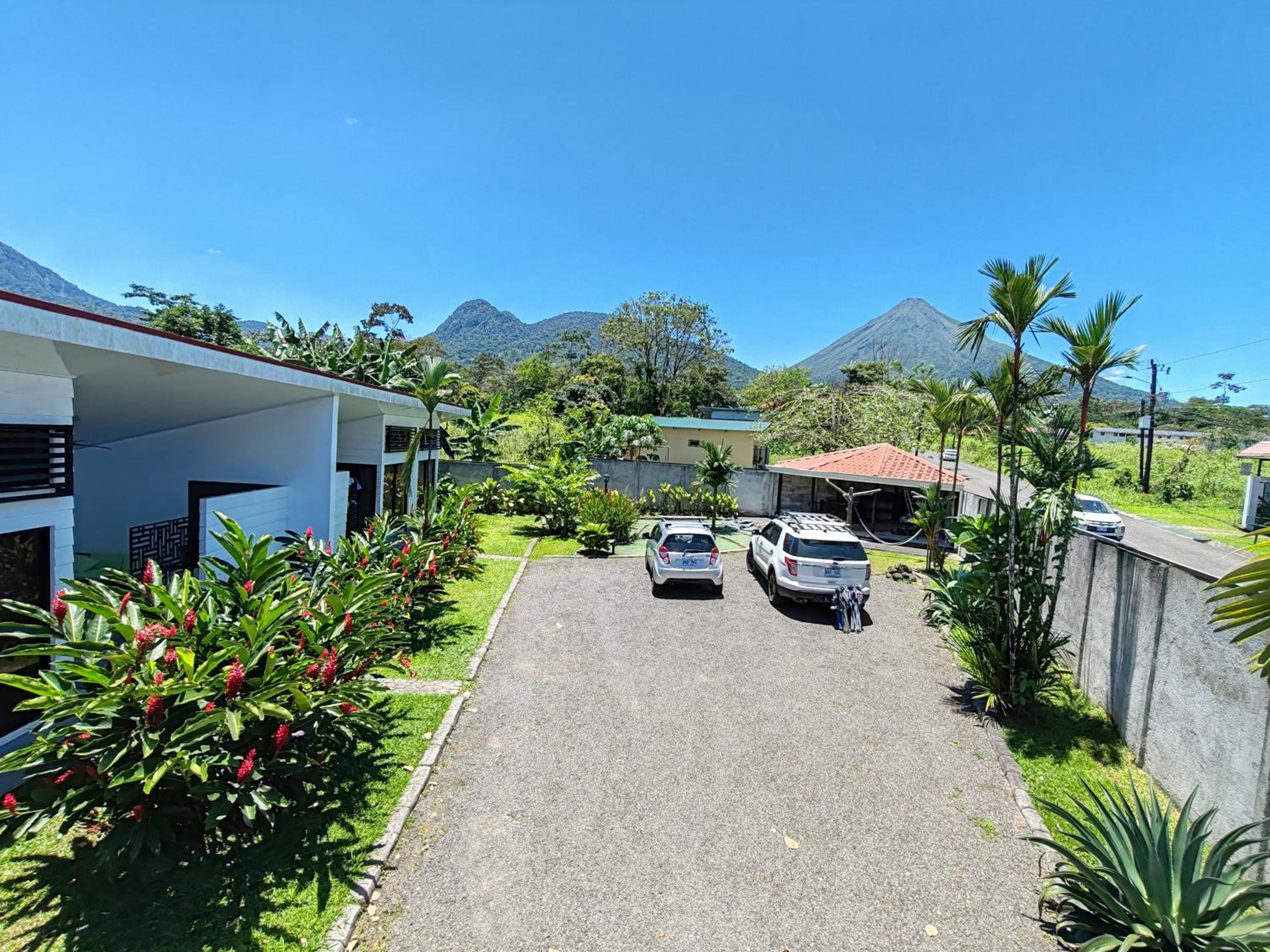 Arenal Suites with Jacuzzi and Mini Golf