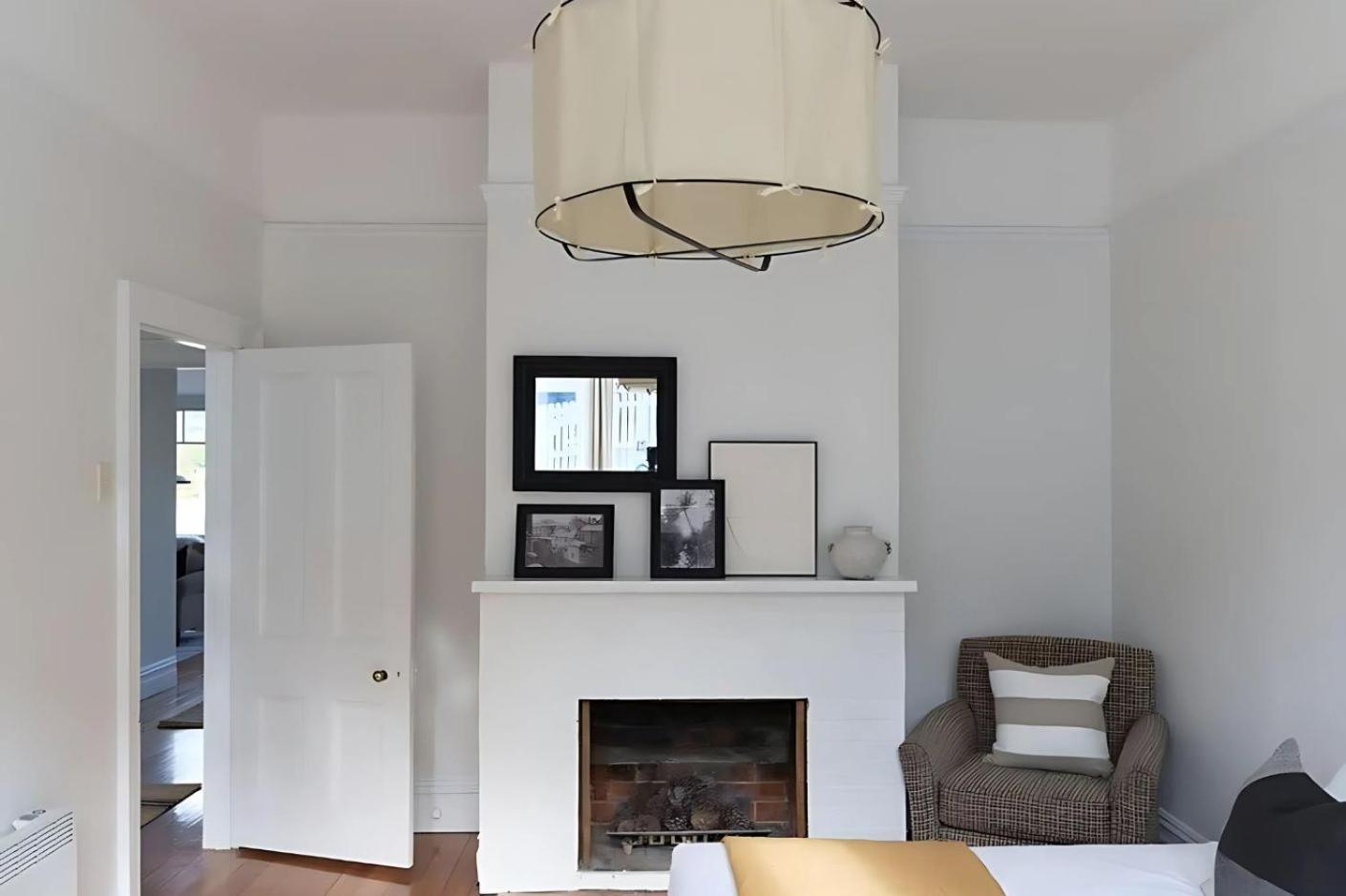 Sunny spacious three bedroom apartment with views