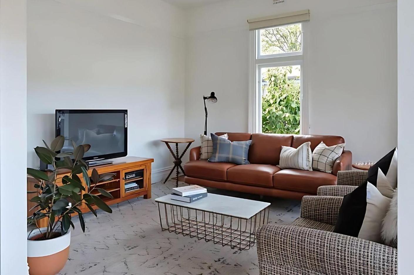 Sunny spacious three bedroom apartment with views