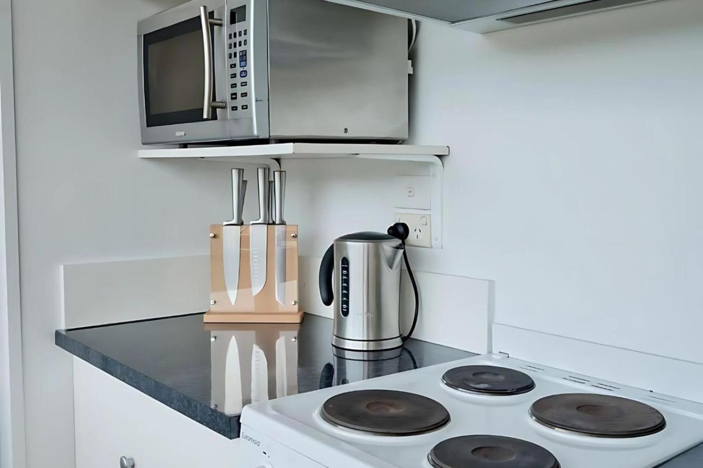 Sunny spacious three bedroom apartment with views