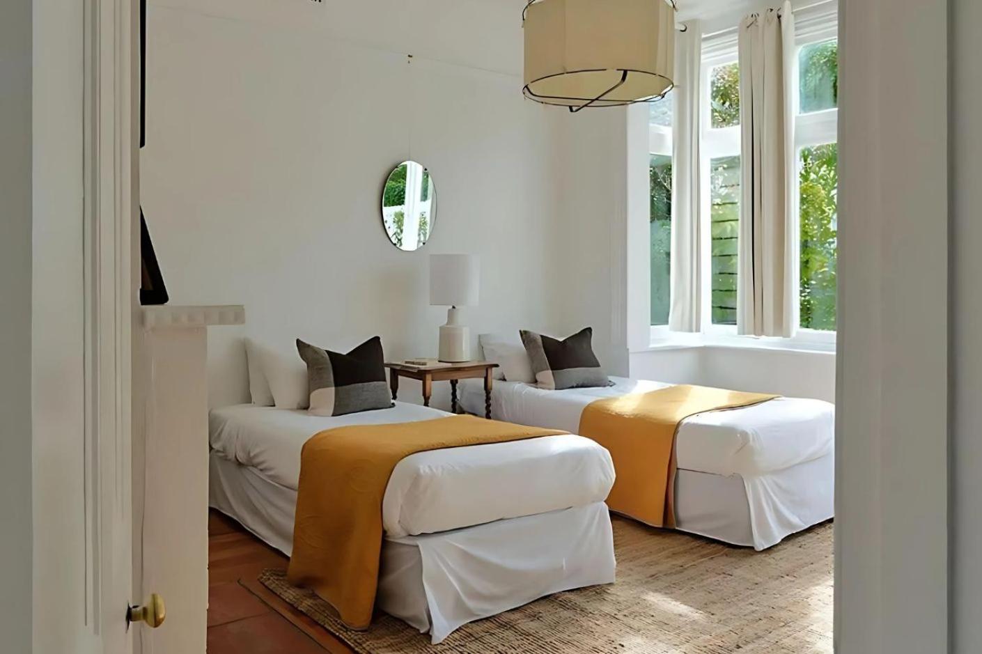Sunny spacious three bedroom apartment with views
