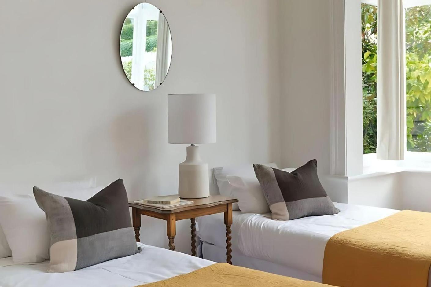 Sunny spacious three bedroom apartment with views
