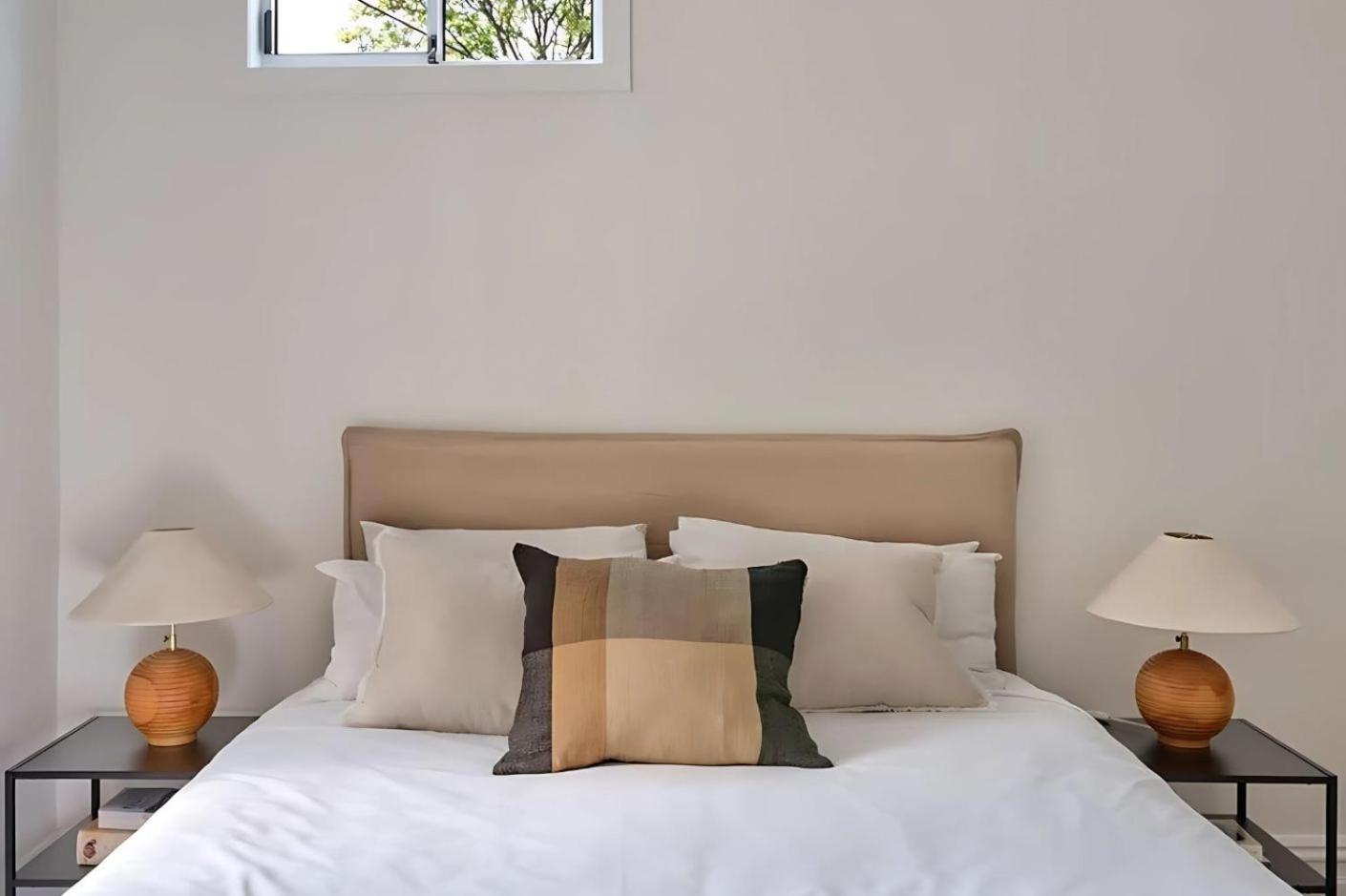 Sunny spacious three bedroom apartment with views