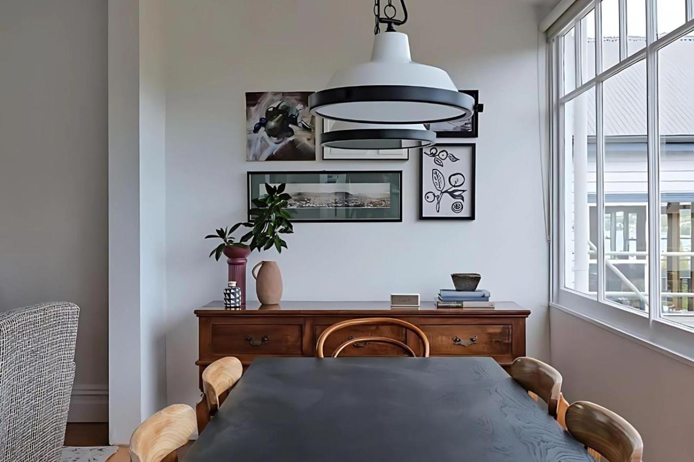 Sunny spacious three bedroom apartment with views