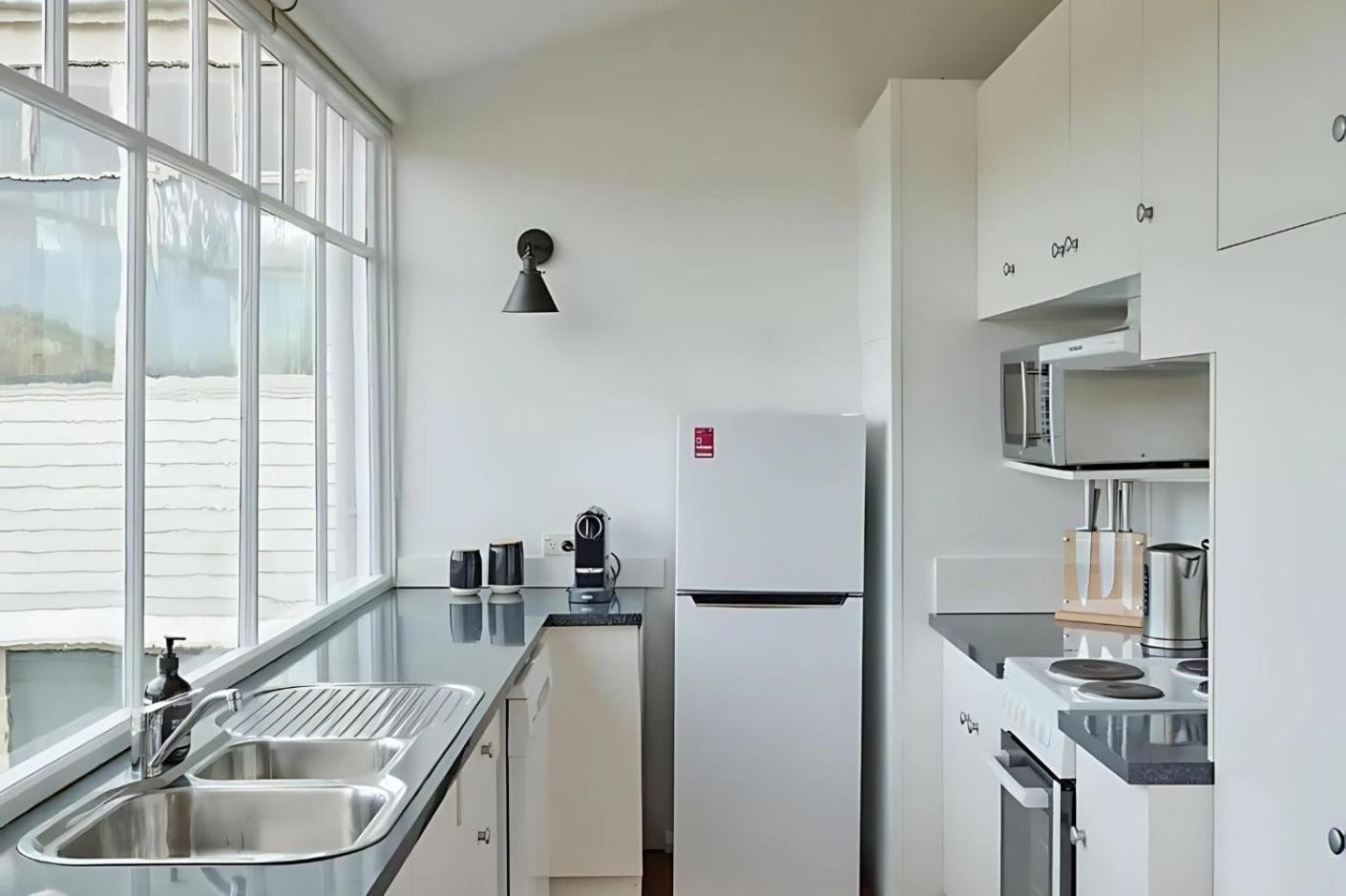 Sunny spacious three bedroom apartment with views