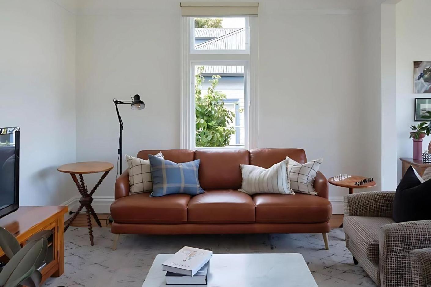 Sunny spacious three bedroom apartment with views