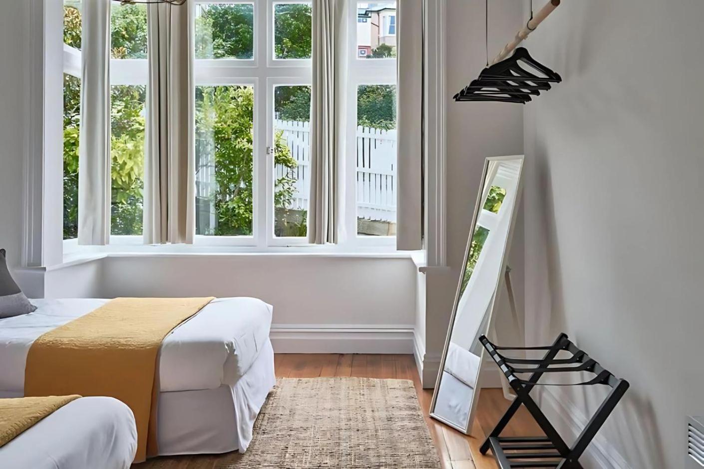 Sunny spacious three bedroom apartment with views