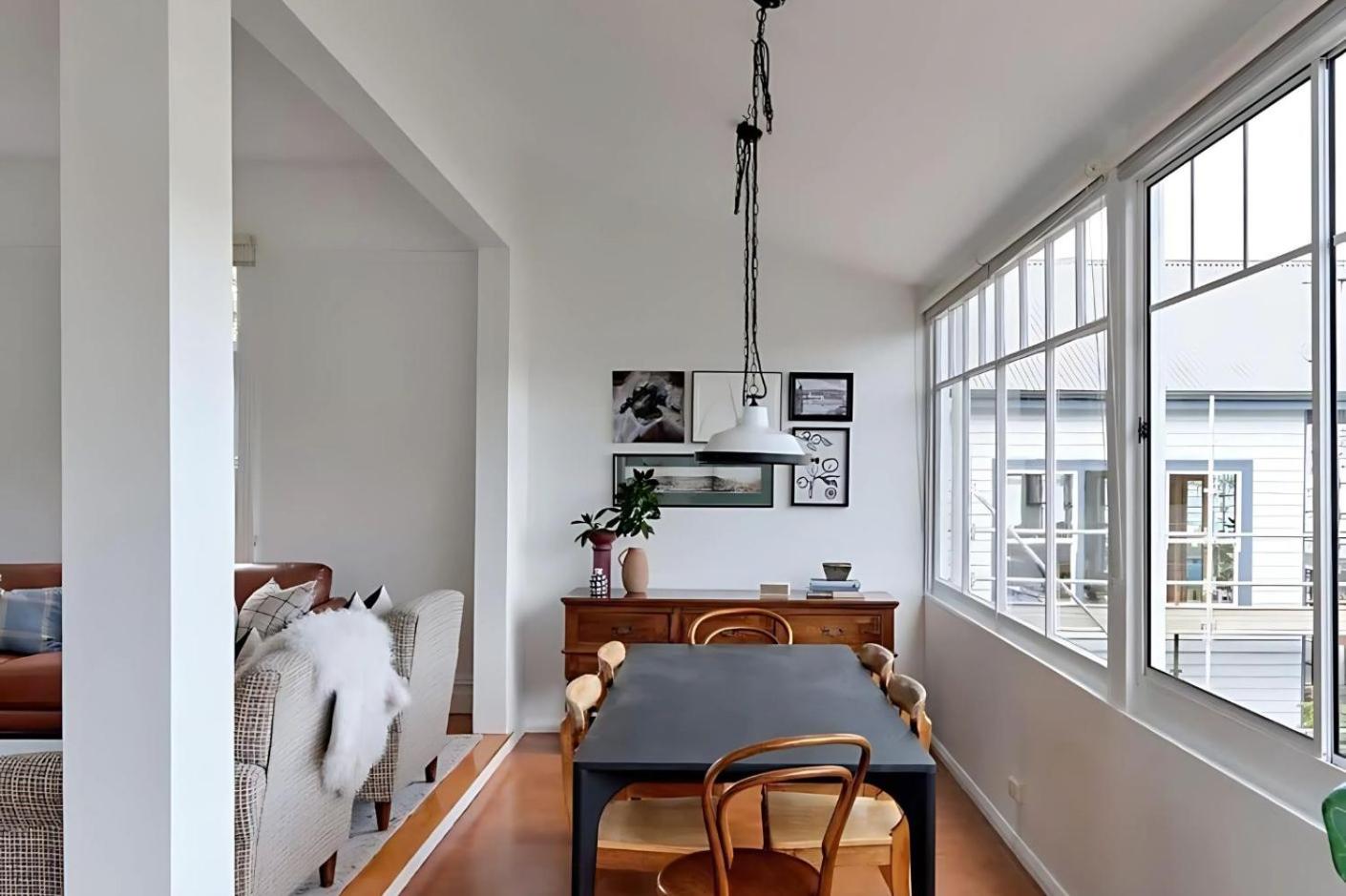 Sunny spacious three bedroom apartment with views