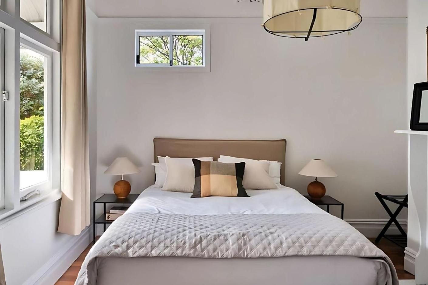 Sunny spacious three bedroom apartment with views