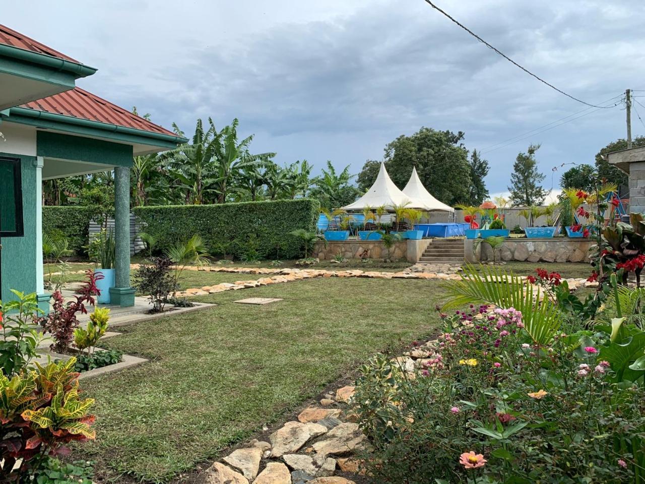Fun-Ville Vacation Home, 4 bedrooms - Entire Home view 3