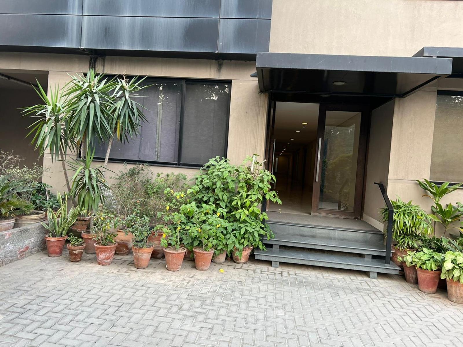 Royal Service Apartments Gulberg