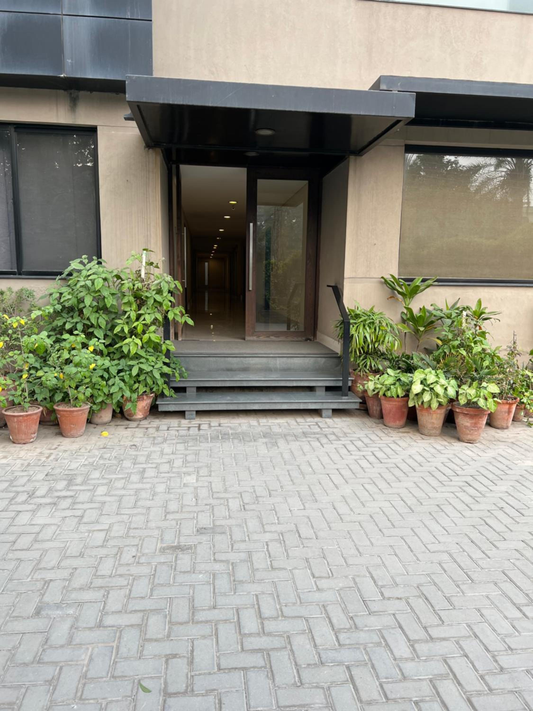 Royal Service Apartments Gulberg