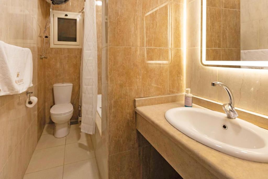 Signature Stays Private Apt with a huge terrace