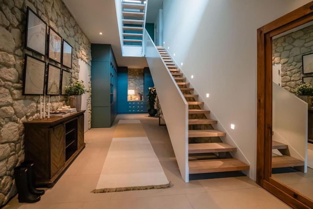 Lakeview Villa