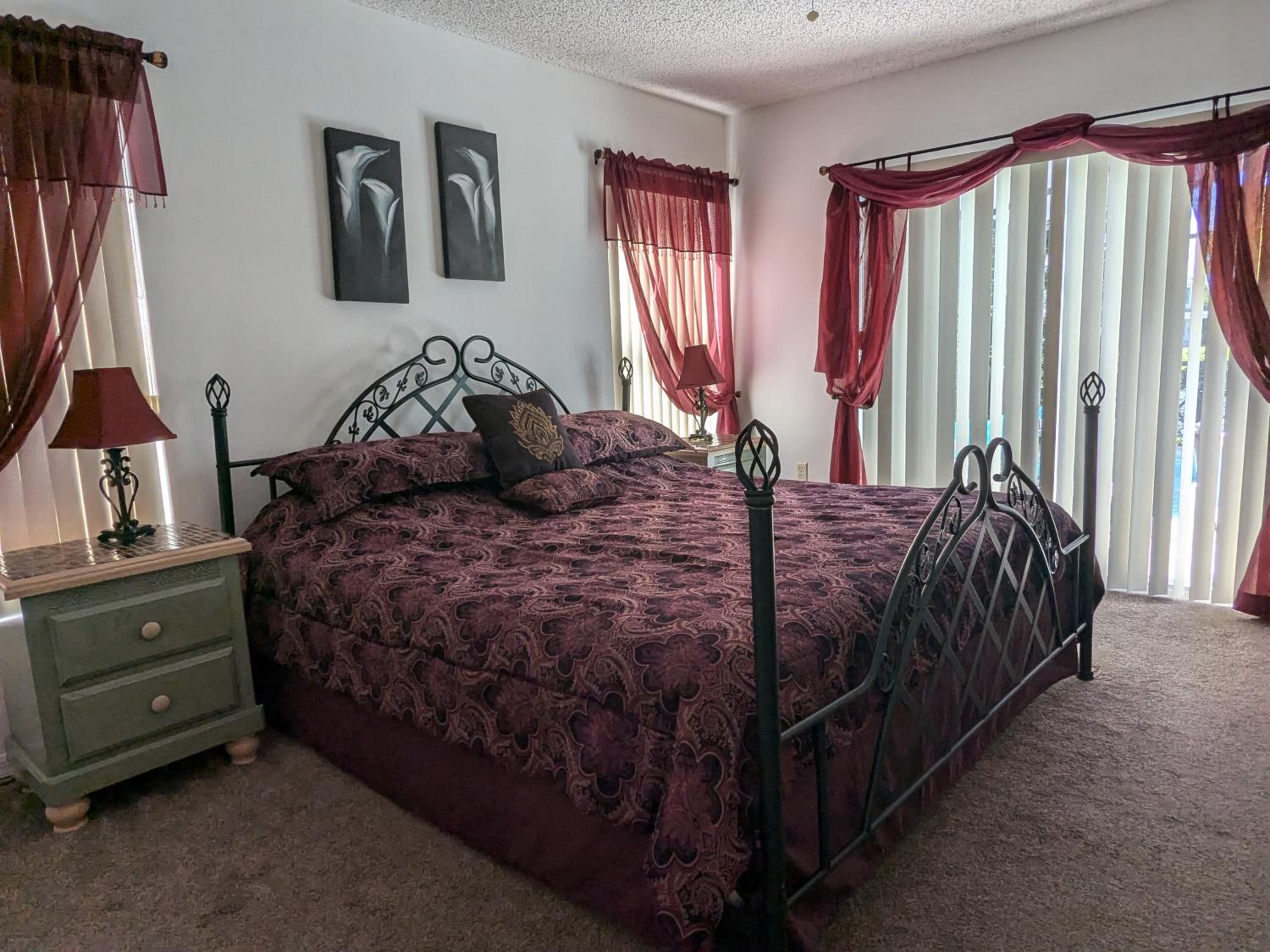 Large lakeside 5 bed villa with private pool view 4