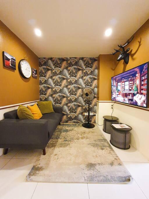 Hunter 2BR near SM North and Waltermart Muñoz view 4