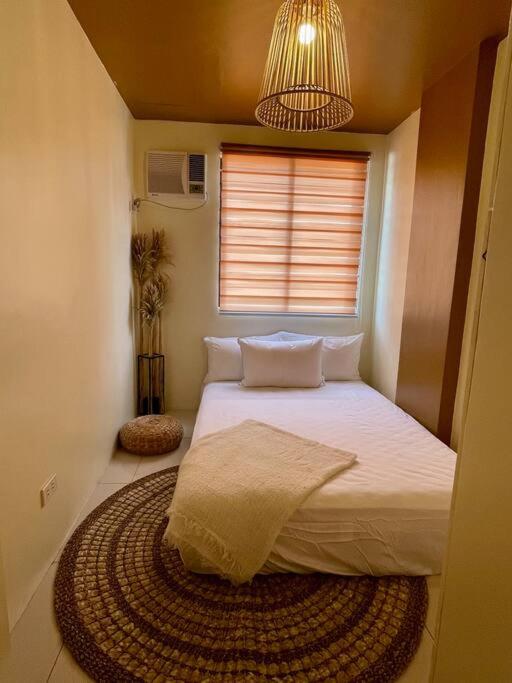 Hunter 2BR near SM North and Waltermart Muñoz view 5