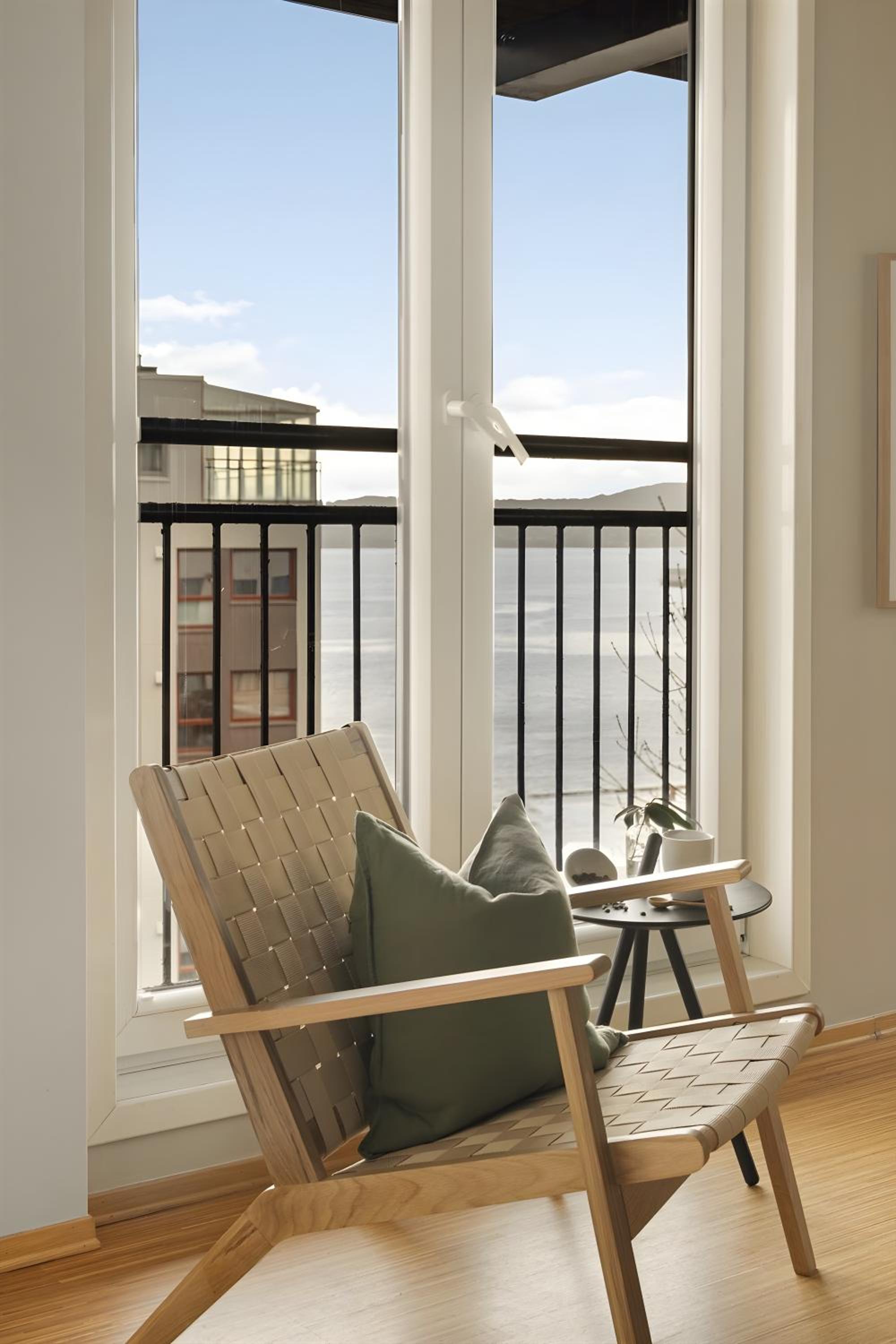 Top-Floor Apartment with Balcony and Sea View