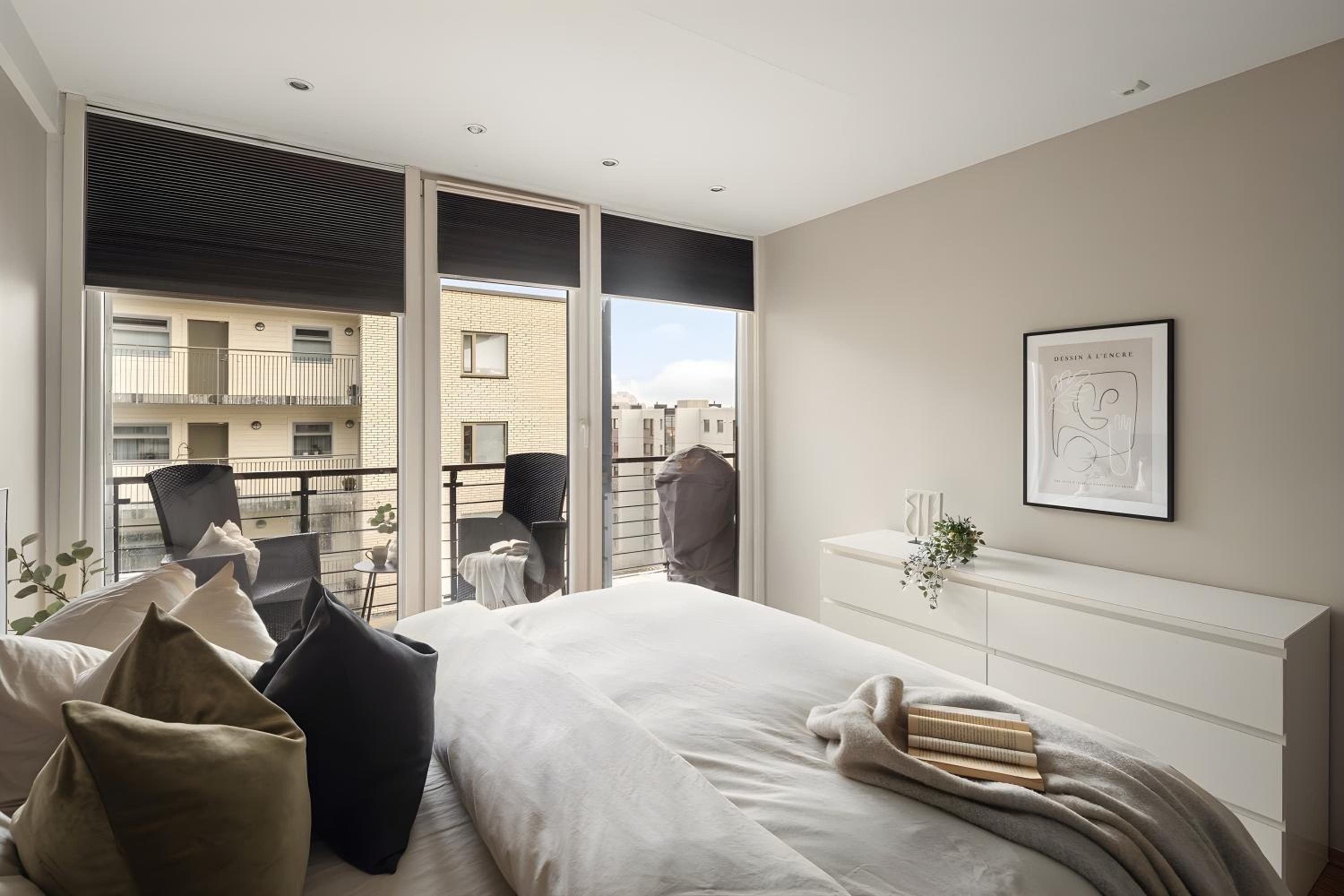 Top-Floor Apartment with Balcony and Sea View
