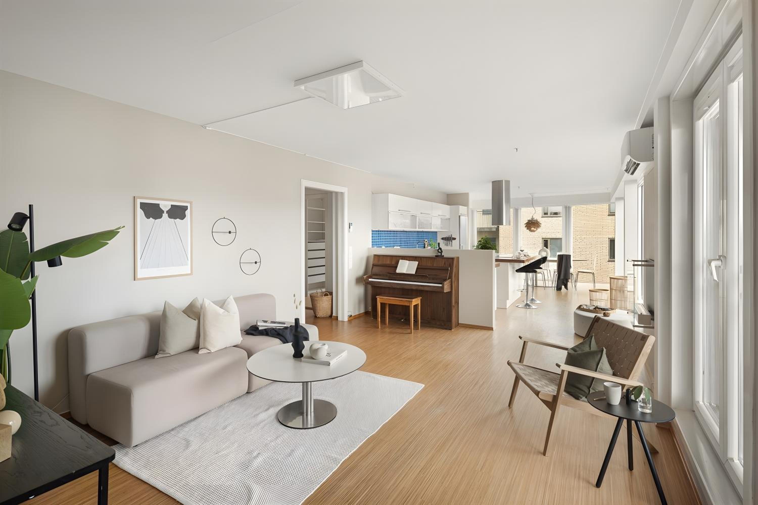 Top-Floor Apartment with Balcony and Sea View