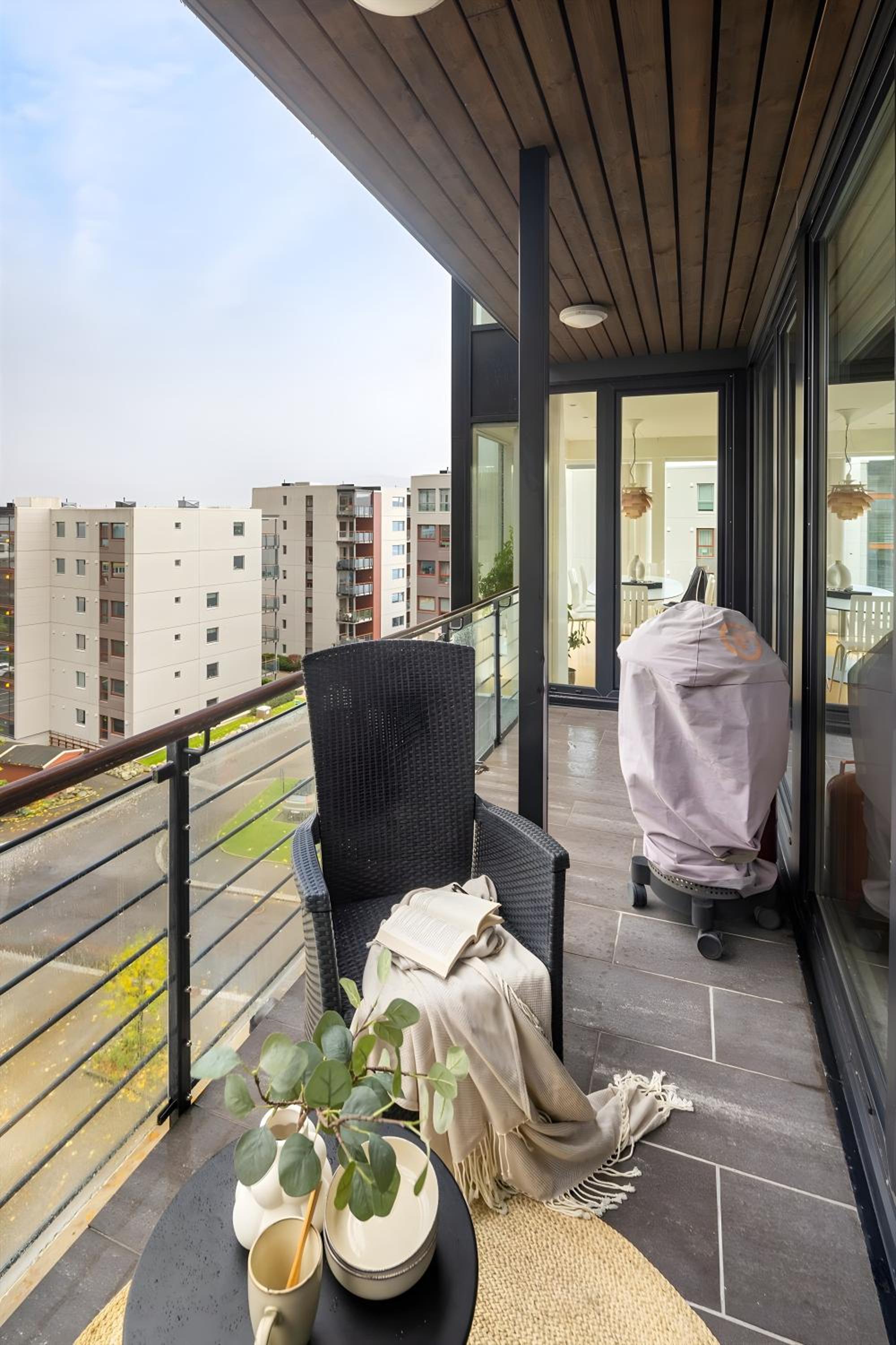 Top-Floor Apartment with Balcony and Sea View