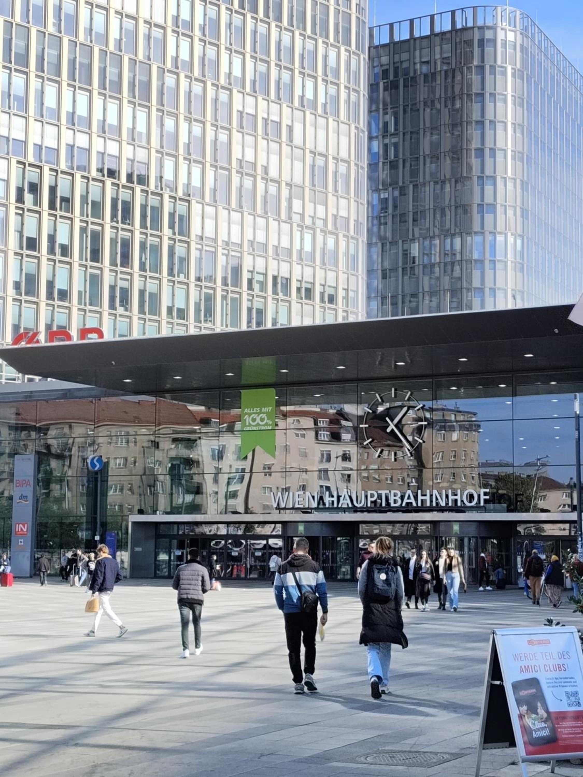 FAVORIT-ROOMS , direkt Metro connection U1 to Centralstation , City-Center and Airport
