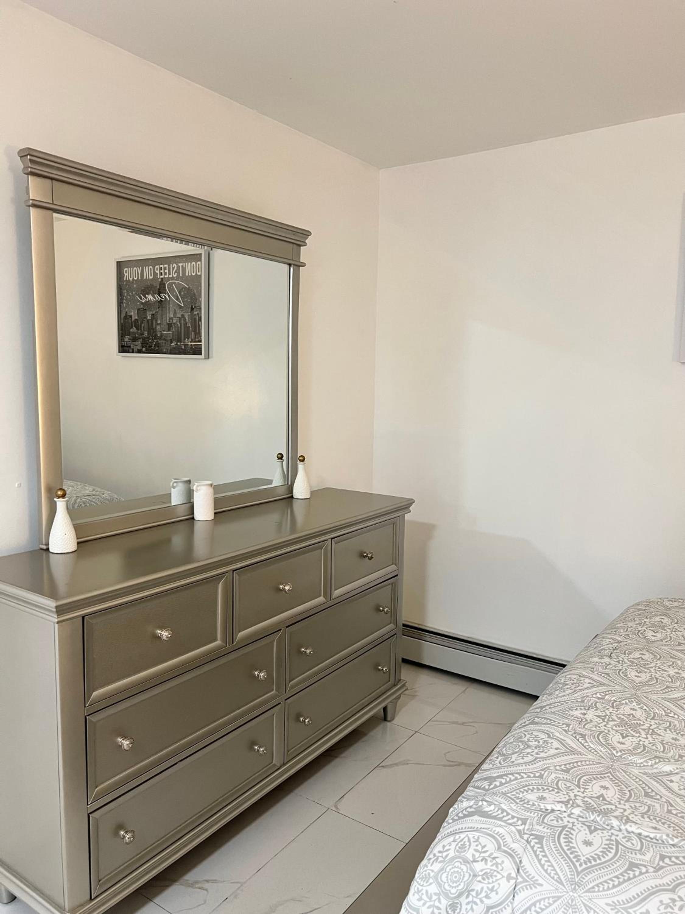 Luxury Guest Home - 10 Min to JFK view 5