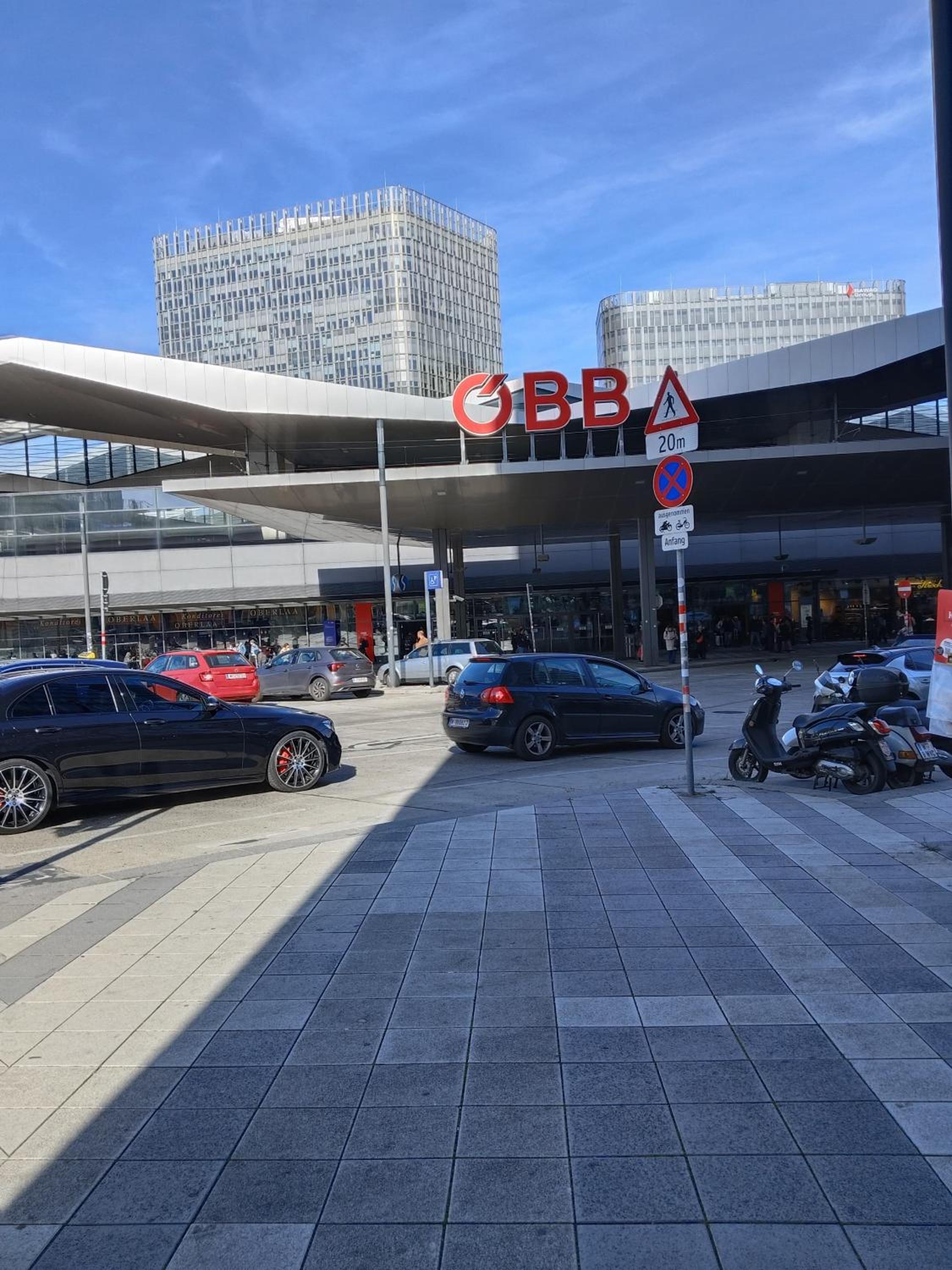 FAVORIT-ROOMS , direkt Metro connection U1 to Centralstation , City-Center and Airport