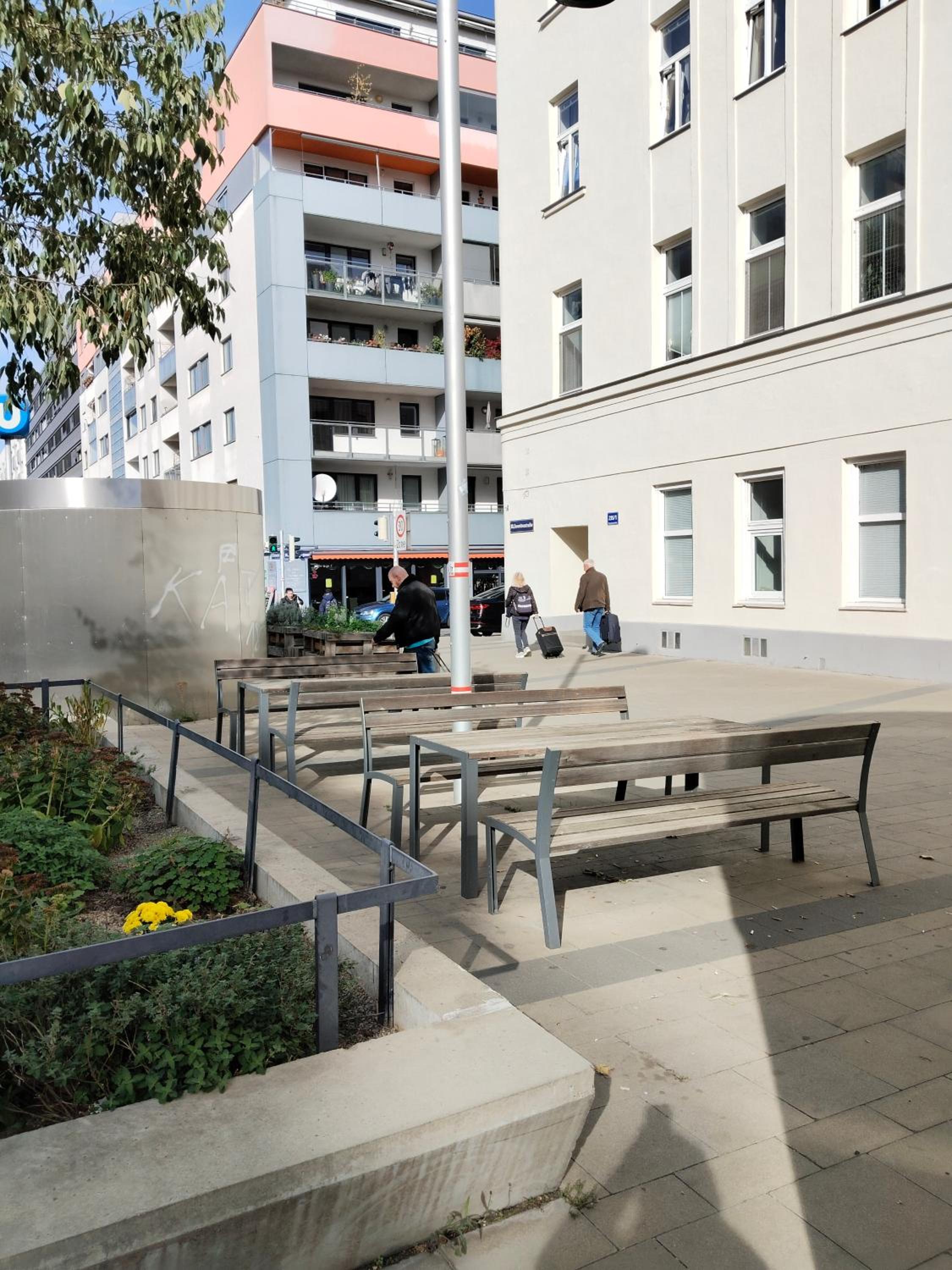 FAVORIT-ROOMS , direkt Metro connection U1 to Centralstation , City-Center and Airport