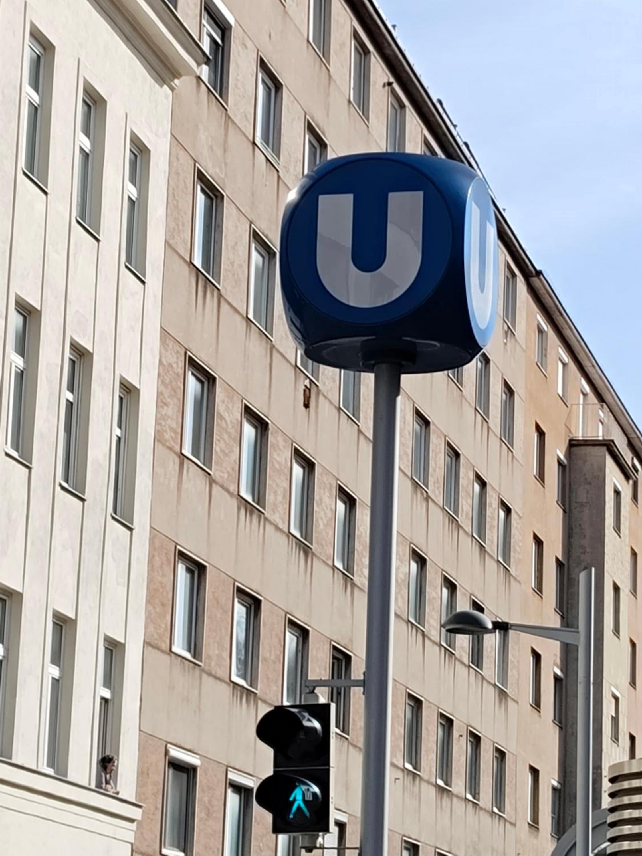 FAVORIT-ROOMS , direkt Metro connection U1 to Centralstation , City-Center and Airport