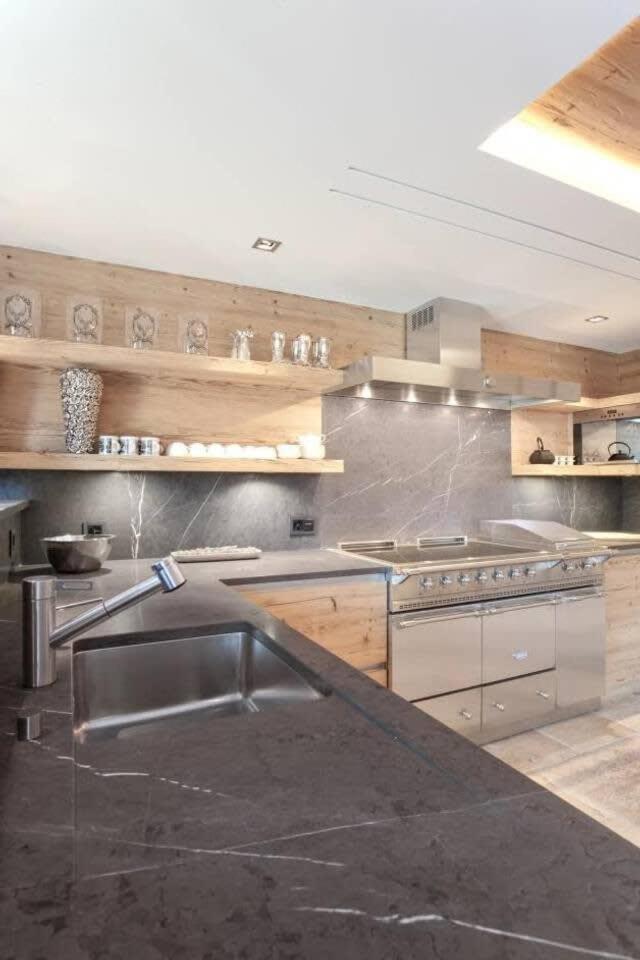 Super Luxury Serviced Apartment next to Gstaad