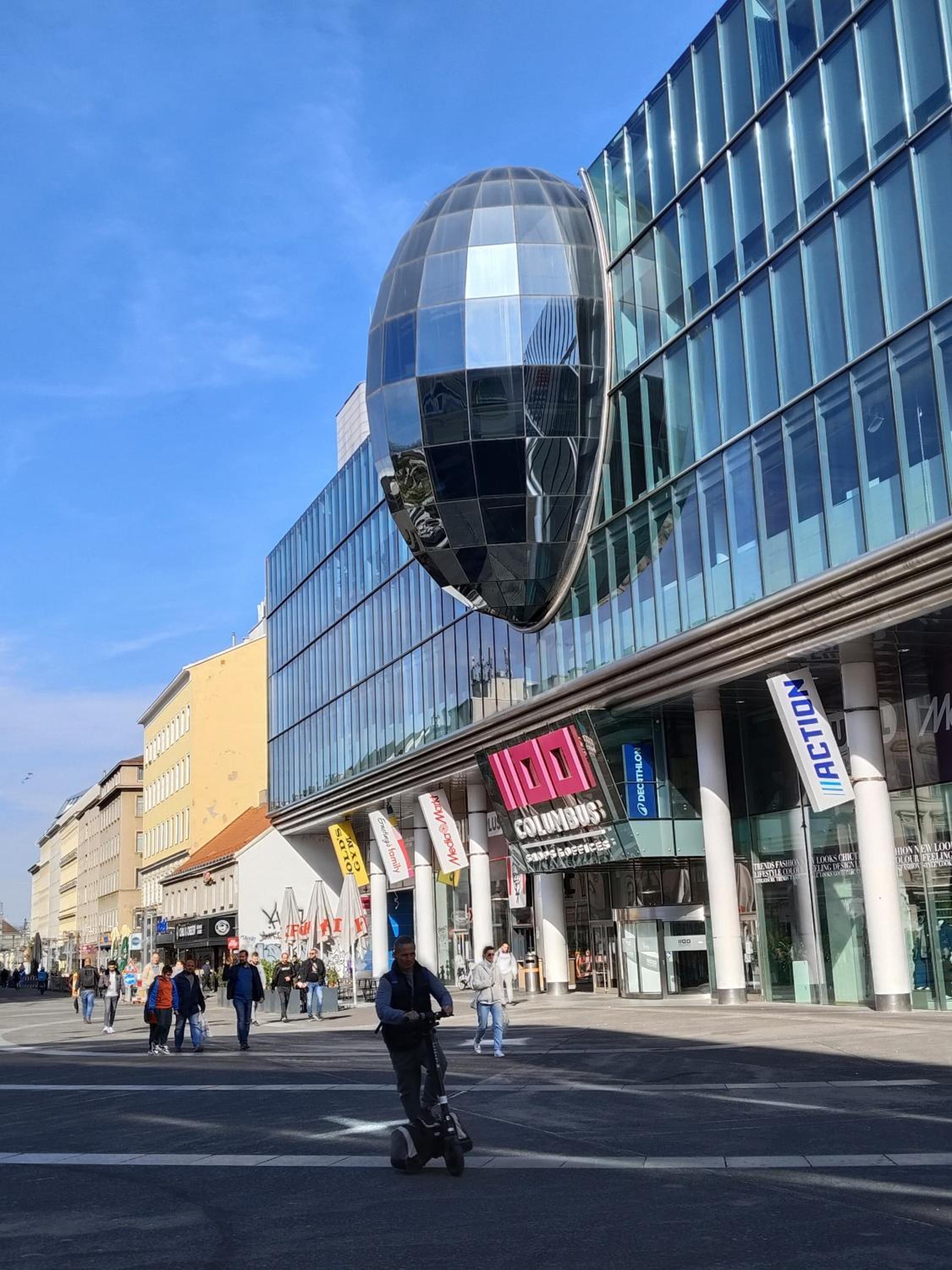 FAVORIT-ROOMS , direkt Metro connection U1 to Centralstation , City-Center and Airport