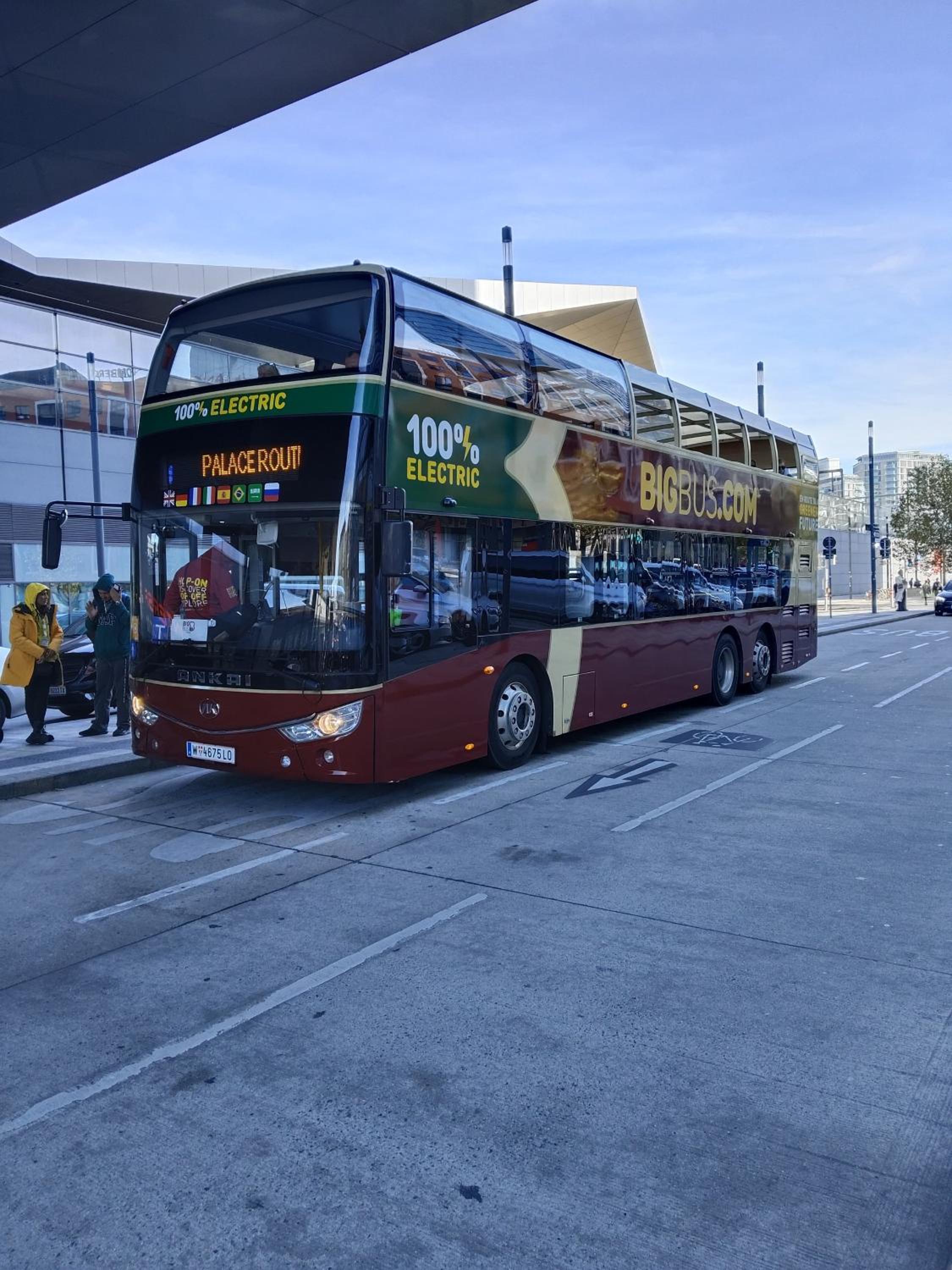 FAVORIT-ROOMS , direkt Metro connection U1 to Centralstation , City-Center and Airport